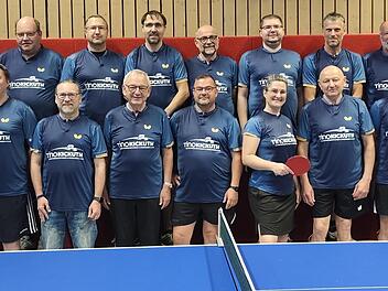 Die Aktiven im Jubil&auml;umsjahr: (Hinten von links) Dietmar Martin, Achim Blum, J&uuml;rgen Eberlein, Johannes Hofst&auml;tter, Dr. Georg Bauer, Pierre Plechke, Hubert Lingenfelder, Hans-J&uuml;rgen Burdack, sowie (vorne von links) Tino Kickuth, Sportwart Wolfgang ...