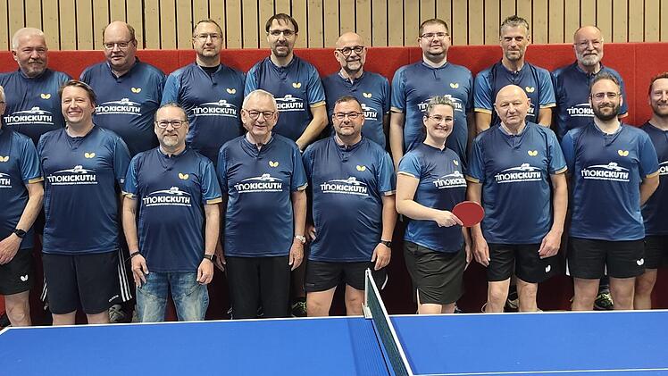 Die Aktiven im Jubil&auml;umsjahr: (Hinten von links) Dietmar Martin, Achim Blum, J&uuml;rgen Eberlein, Johannes Hofst&auml;tter, Dr. Georg Bauer, Pierre Plechke, Hubert Lingenfelder, Hans-J&uuml;rgen Burdack, sowie (vorne von links) Tino Kickuth, Sportwart Wolfgang ...