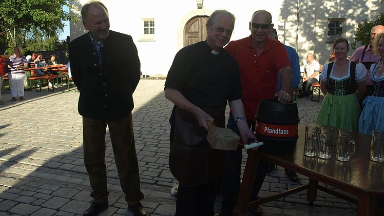 Bieranstich mit Pfarrer Balthasar Amberg