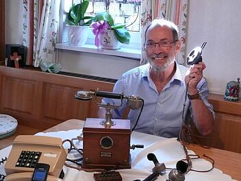 Wolfgang Haupt, Inhaber des (inzwischen stillgelegten) Fachgeschäfts Radio Debus, und seine museumsreifen Telefonapparate.
