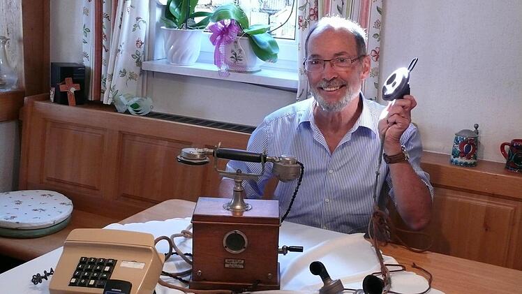 Wolfgang Haupt, Inhaber des (inzwischen stillgelegten) Fachgeschäfts Radio Debus, und seine museumsreifen Telefonapparate.