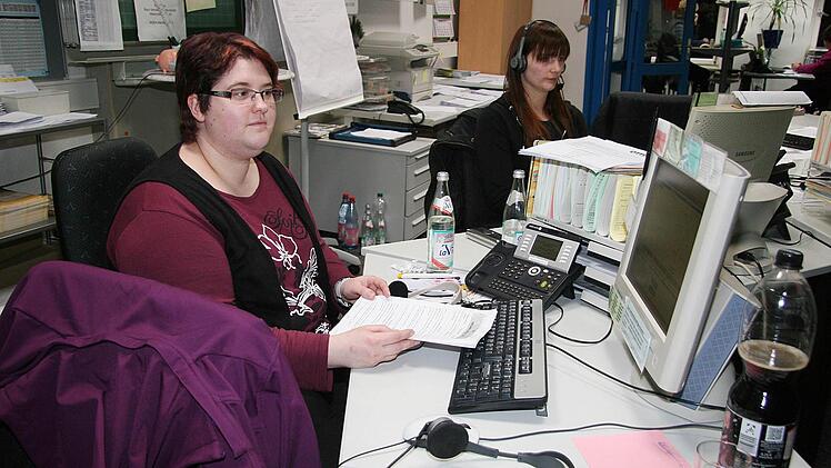 Mit Kopfhörer und Mikrofon nehmen die Damen die Aufträge für namhafte Versandhäuser entgegen.