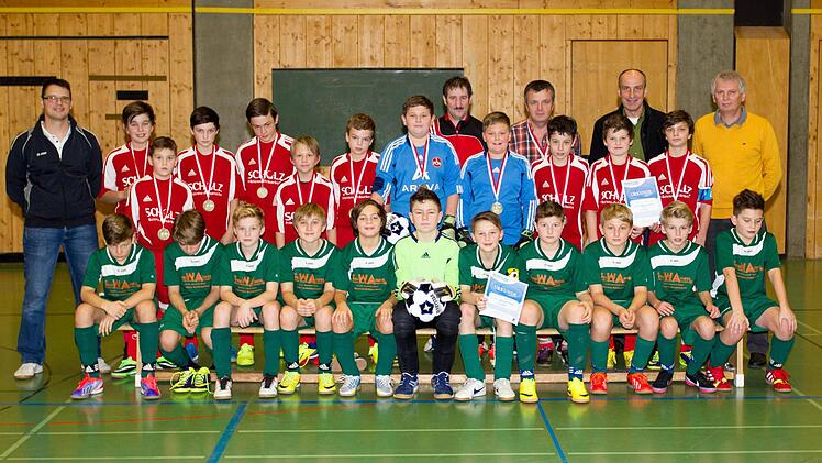 Sieger bei den D-Junioren wurde der TSV Weißenbrunn: (rote Trikots, von links) Justin Schlund, Nico Deuerling, Gabriel Jerkovic, Jan Biesenecker, Mihailo Marinkovic, Gabriel Ploskonka, Johannes Ammon, Marcel Schiller, Luca Zimmermann, Niklas Arm. Sitzend die JFG Grün-Weiß Frankenwald mit Johannes Neder, Nick Zeitler. Florian Renk, Nick Potemkin, Yannick Düthorn, Tim Löffler, Maximilian Graf, Paul Baumann, Nikolas Jungkunz, Louis Bachinger und Jan Matthes. Mit im Bild (von links) die Betreuer ...