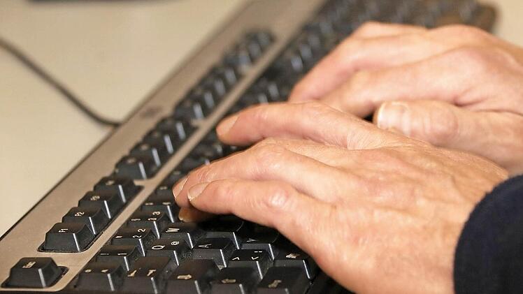 Die Hände gehören einem Mann, der unter dem Pseudonym "Salvete" ein Internet-Tagebuch schreibt. Er tut es zur Zeit in der Bamberger Wärmestube, wo das Bild entstanden ist. Foto: Matthias Hoch
