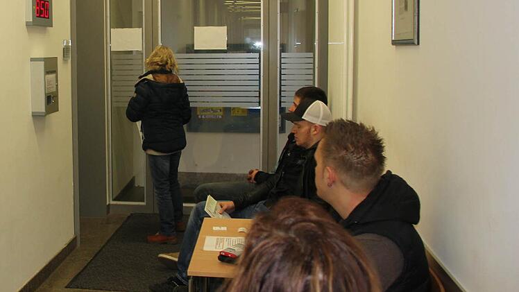 Viel früher eröffnet, gab's stets eine Warteschlange in der Eberner Zulassungsstelle, wobei viele junge Autofahrer die Gelegenheit nutzten. "Es ist einfach das schöner Kennzeichen", sagte ein junger Mann.Foto: Ralf Kestel