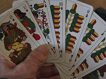 Ein Blick ins Blatt: Die Senioren der Gemeinde ermitteln beim Schafkopf ihre Besten. Foto: Gerd Schaar