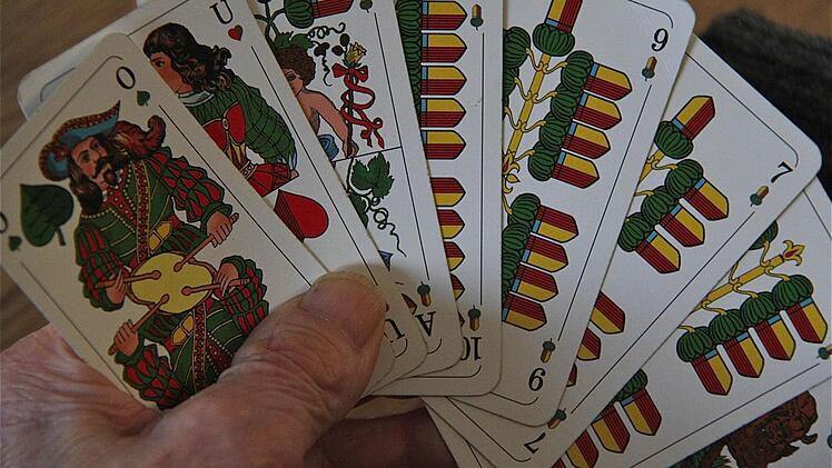 Ein Blick ins Blatt: Die Senioren der Gemeinde ermitteln beim Schafkopf ihre Besten. Foto: Gerd Schaar