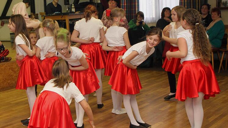 Die kleinen Tänzerinnen der Pettstadter Gruppe.  Foto: Günther Geiling