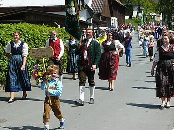 Der Jubelverein, die Landjugend Zaubach, führte den Festtagszug an.  Fotos: kpw