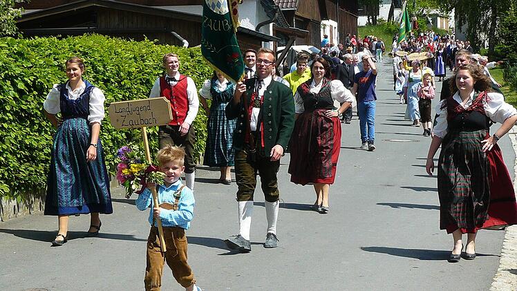 Der Jubelverein, die Landjugend Zaubach, führte den Festtagszug an.  Fotos: kpw
