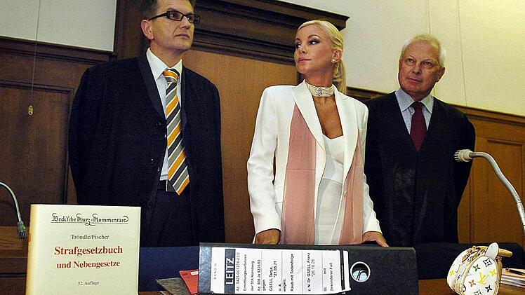 Tatjana Gsell (M) und ihre Anwälte Alexander Seifert (l) und Steffen Ufer stehen am Dienstag (13.07.2004) im Gerichtssaal des Nürnberger Amtsgerichts. Foto: Armin Weigel, dpa