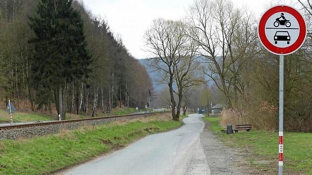 Dieser Weg zum Badesee wurde vor Jahren von der Bahn AG f&uuml;r den Verkehr gesperrt. Foto: Dieter H&uuml;bner
