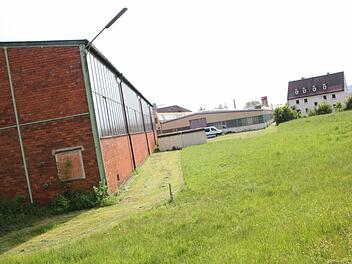 Auf diesem Areal neben der Oberauer Straße entstehen 77 neue Parkplätze für die Obermain-Therme. Foto: Matthias Einwag