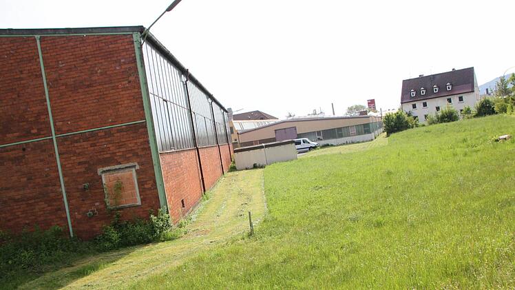 Auf diesem Areal neben der Oberauer Straße entstehen 77 neue Parkplätze für die Obermain-Therme. Foto: Matthias Einwag