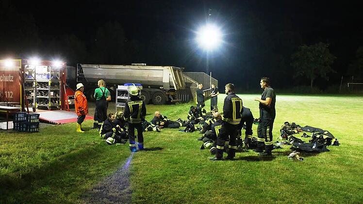 Feuerwehreinsatz in Jossa. Der Dachstuhl eines Wohnhauses stand in Flammen. Foto: Steffen Vetter