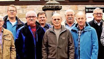 Die Vorstandsmitglieder wurden mit einer Urkunde für ihre langjährige Arbeit geehrt und verabschiedet. Von links: Altbürgermeister Emil Däschner, Klaus Hemmerich vom Amt für ländliche Entwicklung, Günter Strätz, Amtmann Michael Schneider, Alfons Geisel, Erhard Virnekäs, Franz Müller, Günter Röckel, Karl Hömer, Ambros Brech, Raimund Fischer vom Amt, Bürgermeister Walter Ziegler und Peter Schwinn.  Foto: Günther Geiling