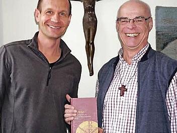 Pfarrer Matthias Schricker und Pfarrer Manfred Endres laden zu ökumenischen Bibelabenden vom 19. bis 21. Januar in Bischofsheim ein.  Foto: Eckert