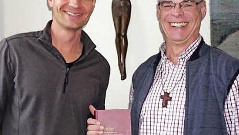 Pfarrer Matthias Schricker und Pfarrer Manfred Endres laden zu ökumenischen Bibelabenden vom 19. bis 21. Januar in Bischofsheim ein.  Foto: Eckert