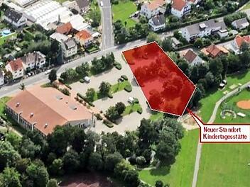 Die mögliche neue Fläche für die Kindertagesstätte St. Christopherus in Memmelsdorf ist im Bild grob angedeutet. Sie schließt sich dem Parkplatz an der Seehofhalle an. Die gute Verkehrsanbindung und die großzügigen Freiflächen sind aus Sicht der Planer ein großer Vorteil.  Foto: Ronald Rinklef