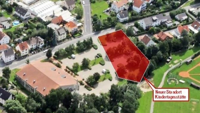 Die mögliche neue Fläche für die Kindertagesstätte St. Christopherus in Memmelsdorf ist im Bild grob angedeutet. Sie schließt sich dem Parkplatz an der Seehofhalle an. Die gute Verkehrsanbindung und die großzügigen Freiflächen sind aus Sicht der Planer ein großer Vorteil.  Foto: Ronald Rinklef