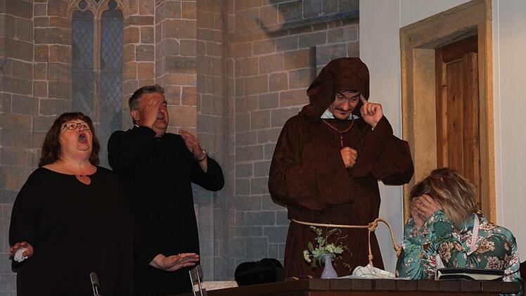 Witwe Gerda Maier stimmt "Großer Gott ..." an.