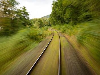 Am Sonntagnachmittag kam es im Kreis Rhön-Grabfeld zu einem Zusammenstoß zwischen einer Traktorfahrerin und der Museumsbahn "Rhön-Zügle", in dessen Folge die Lok entgleiste. Symbolfoto: pixabay.com/SeppH