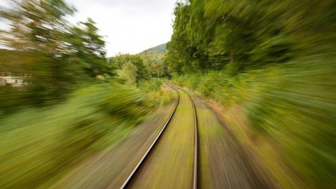 Am Sonntagnachmittag kam es im Kreis Rhön-Grabfeld zu einem Zusammenstoß zwischen einer Traktorfahrerin und der Museumsbahn "Rhön-Zügle", in dessen Folge die Lok entgleiste. Symbolfoto: pixabay.com/SeppH