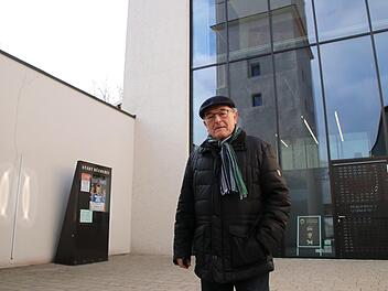 Altbürgermeister und aktiver Rentner: Georg Wild lässt die Kommunalpolitik nicht los. Besonders der Verbleib der Hölzernen Männer liegt ihm am Herzen. Hier im Hof des Bürgerhauses wäre das Baunacher Wahrzeichen gut aufgehoben, findet Wild.  Foto: Sebastian Schanz