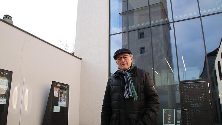 Altbürgermeister und aktiver Rentner: Georg Wild lässt die Kommunalpolitik nicht los. Besonders der Verbleib der Hölzernen Männer liegt ihm am Herzen. Hier im Hof des Bürgerhauses wäre das Baunacher Wahrzeichen gut aufgehoben, findet Wild.  Foto: Sebastian Schanz