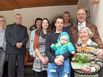 Gratulation zum 85. Geburtstag von Kathi Oßmann (vorne rechts). Auch Bürgermeister Egon Herrmann (dahinter rechts) und Pater Maximilian Kray (hinten Zweiter von links) gratulierten.  Foto: K.-H. Hofmann