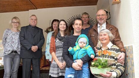 Gratulation zum 85. Geburtstag von Kathi Oßmann (vorne rechts). Auch Bürgermeister Egon Herrmann (dahinter rechts) und Pater Maximilian Kray (hinten Zweiter von links) gratulierten.  Foto: K.-H. Hofmann