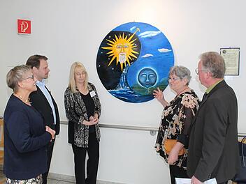Rosi Kraus, Sven Oelkers, Ulla König, Adelheid Dostler und Helmut Taut vor dem Bild "Somo"  Foto: Carmen Schwind