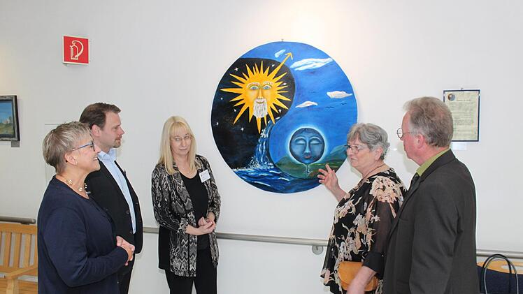Rosi Kraus, Sven Oelkers, Ulla König, Adelheid Dostler und Helmut Taut vor dem Bild "Somo"  Foto: Carmen Schwind