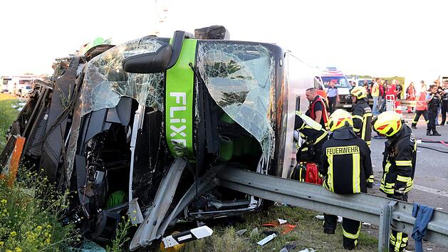 Bei einem schweren Unfall mit einem Flixbus sind auf der Autobahn 9 nahe Leipzig mindestens ein Mensch get&ouml;tet und zahlreiche Menschen verletzt worden. Foto: Jan Woitas/dpa