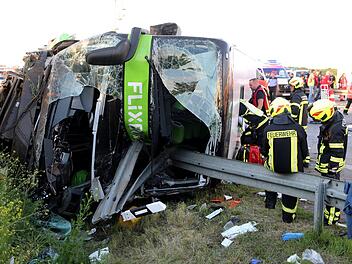 Bei einem schweren Unfall mit einem Flixbus sind auf der Autobahn 9 nahe Leipzig mindestens ein Mensch get&ouml;tet und zahlreiche Menschen verletzt worden. Foto: Jan Woitas/dpa