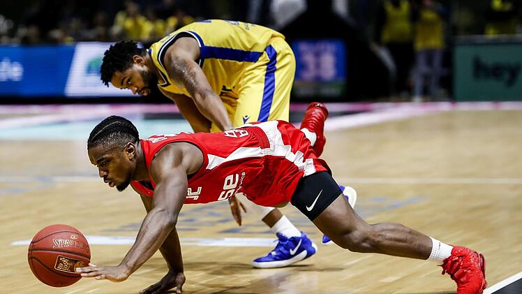 Behält auch in der Waagrechten die Kontrolle über Körper und Spielgerät: Bambergs Aufbauspieler Retin Obasohan. Daniel Löb