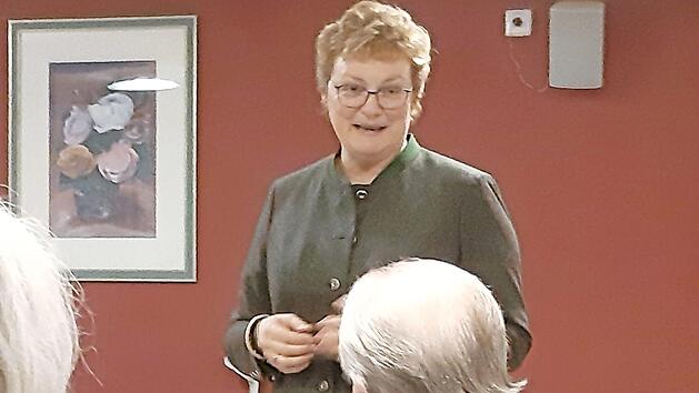 Monika Hohlmeier im Gespr&auml;ch mit Senioren  Foto: privat