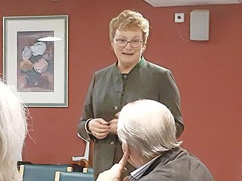 Monika Hohlmeier im Gespräch mit Senioren  Foto: privat