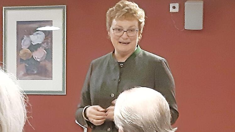 Monika Hohlmeier im Gespräch mit Senioren  Foto: privat