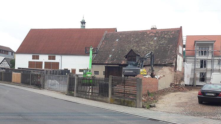 Vor ein paar Tagen war  schon alles bereit für den Abbruch  der Scheune. Das Nebengebäude war schon weg.