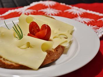 Eigentlich gilt Käse als gesunde Eiweißquelle. Scheiblettenkäse enthält aber oft schädliche Zusatzstoffe.