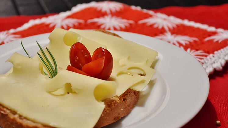 Eigentlich gilt Käse als gesunde Eiweißquelle. Scheiblettenkäse enthält aber oft schädliche Zusatzstoffe.