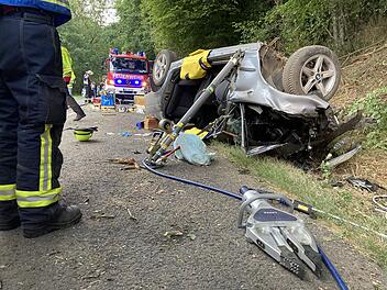 Person im Rottenbauer Grund in Auto eingeklemmt: Feuerwehr im Einsatz