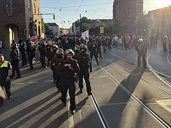 Demo und Gegenproteste in Nürnberg: Polizei wendet unmittelbaren Zwang an Demo und Gegenproteste in Nürnberg: Polizei wendet unmittelbaren Zwang an