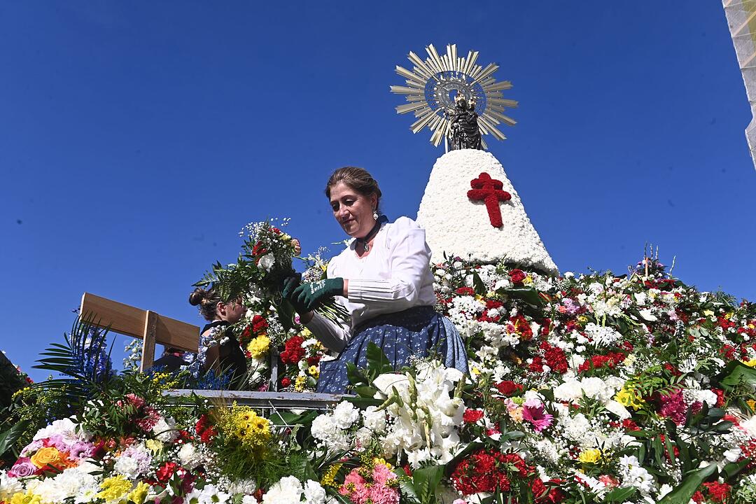 Blumenopfer für die Jungfrau von Pilar in Zaragoza