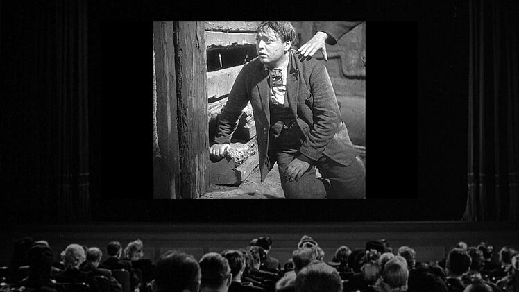 1931 hat im Berliner UFA-Palast der neue Film des Regisseurs Fritz Lang Premiere. "M - Eine Stadt sucht einen M&ouml;rder" setzt metaphorisch die Rechtsauffassung der Nazis in Szene. Kleine Leute und Ganoven &uuml;bernehmen die Aufgabe einer &uuml;berforderten Justiz.