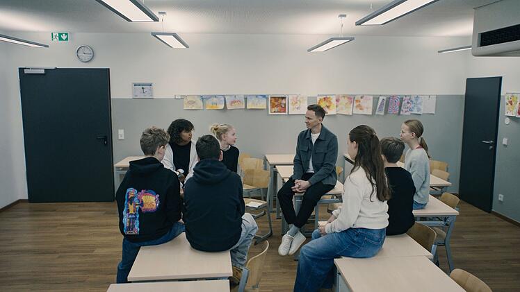 Jochen Breyer besucht eine Realschule in M&uuml;nchen, wo Sch&uuml;lerinnen und Sch&uuml;ler offen berichten, wie viel Zeit sie wirklich in sozialen Medien verbringen - einige &uuml;berschreiten dabei m&uuml;helos die Grenze von zehn Stunden t&auml;glich.