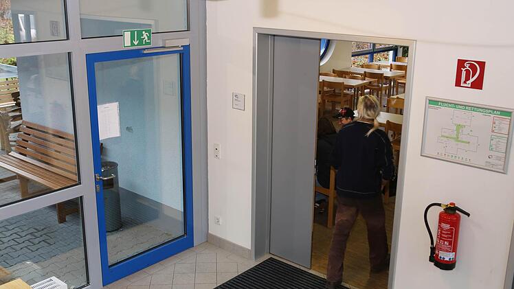 Zahlreiche Feuerlöscher sind im Ernstfall sofort griffbereit.