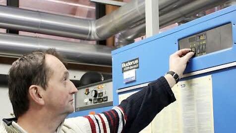 Hausmeister Jürgen Dietz stellt die 30 Jahre alte Heizung in der Adam-Riese-Halle ein.  Foto: Christian Bauriedel