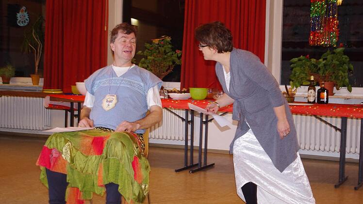Pfarrer Martin Gundermann und Susanne Popp (von links) in einem Sketch von Loriot.
